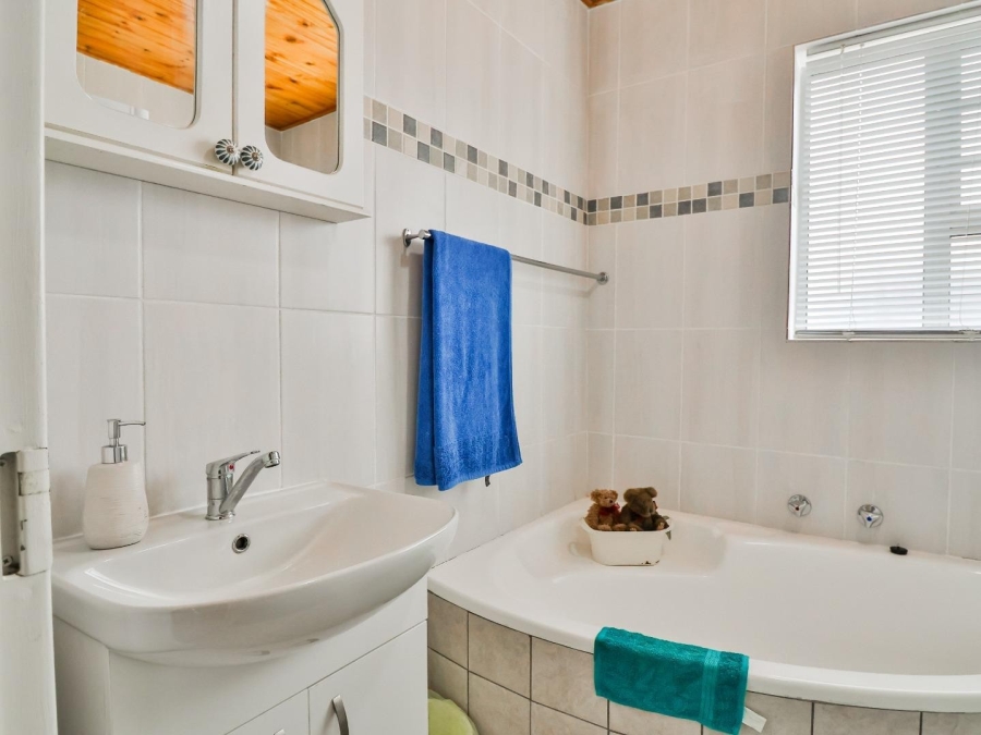 5 Bedroom Property for Sale in De Kelders Western Cape